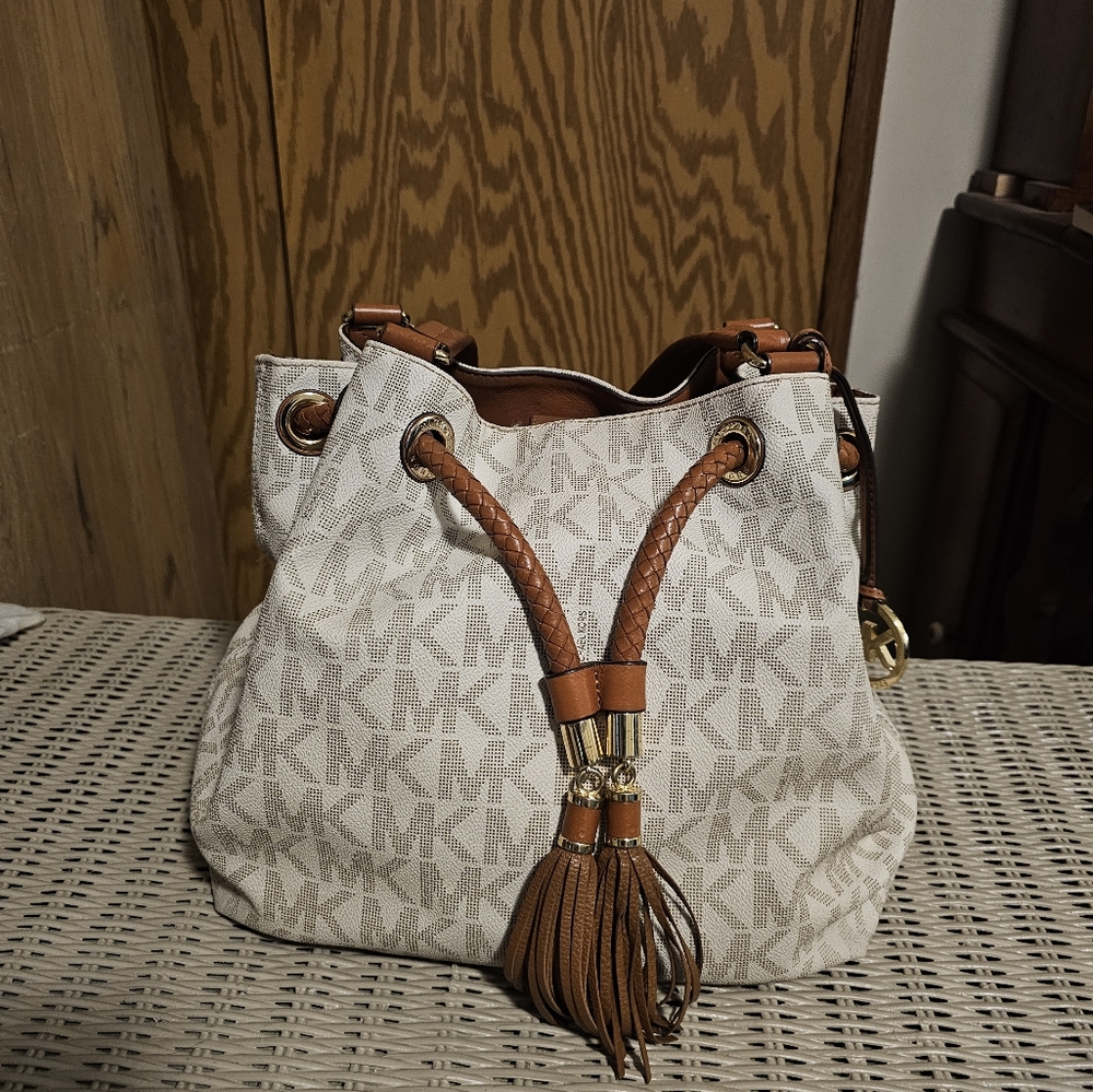 GUC MICHAEL KORS BUCKET BAG